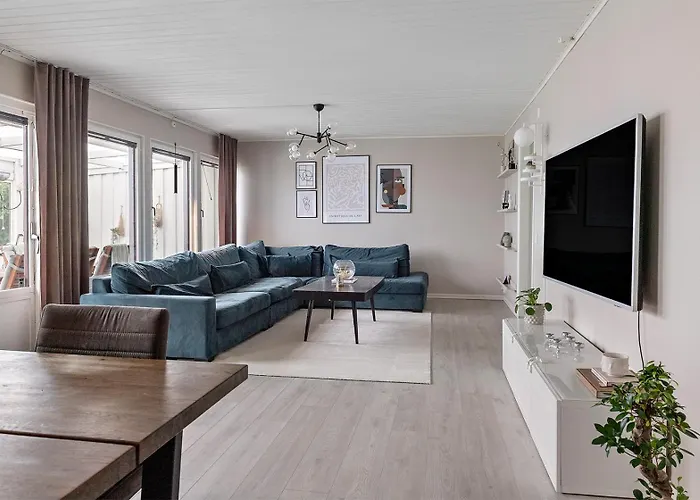 Radhus Med 5 Min Bilavstand Till Centrum & Strand